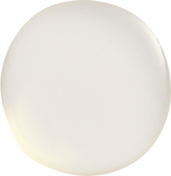 Biała, gładka kropla Revolution Pro Miracle Vegan Face Oil na jasnym tle, widok z góry.