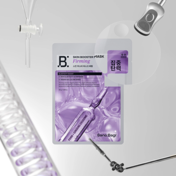 Banobagi Skin Booster Mask Firming, fioletowa maska w płachcie na jasnym tle z akcesoriami laboratoryjnymi.