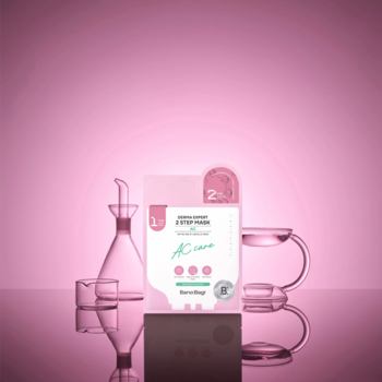 Banobagi Derma Expert AC Care 2 Step Mask, kojąca saszetka, biało-różowa, na błyszczącym różowym tle.