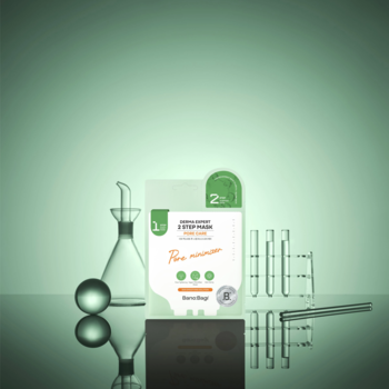 Maska Banobagi Derma Expert 2 Step Pore Care w białej saszetce, na zielonym tle ze szkłem, widok z przodu.
