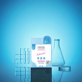 Banobagi 2-etapowa, intensywnie nawilżająca maska "Waterfull" w biało-niebieskiej saszetce, na tle laboratoryjnym.