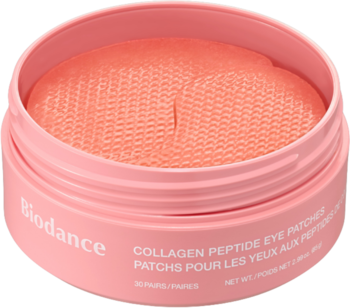 Różowy słoiczek Biodance Collagen Peptide Eye Patches, otwarty, z widocznymi pomarańczowymi płatkami hydrożelowymi o teksturze siatki.