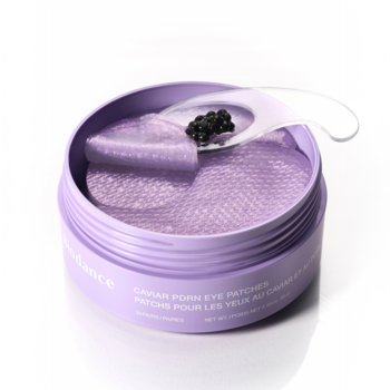 Biodance Caviar PDRN Eye Patches w otwartym fioletowym słoiku. Widoczne bąbelkowe płatki i kawior na szpatułce.