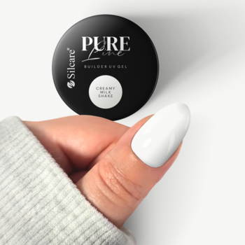 Silcare PURE Line Builder UV Gel 'Creamy Milk Shake' na dłoni z białym, lśniącym paznokciem.