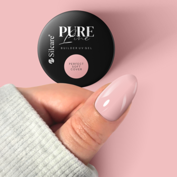 Jasnoróżowy paznokieć żelowy, dłoń trzyma czarny słoiczek Silcare PURE Line Builder UV Gel Perfect Soft Cover.
