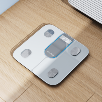 RENPHO Elis 1C, biała inteligentna waga analityczna ze szklaną platformą i wyświetlaczem, na drewnianej podłodze.