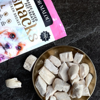 Dr Malou liofilizowane kostki z piersi kurczaka dla kota w złotej misce, obok opakowanie, widok z góry.