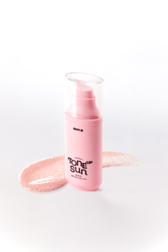 EDIT.B Sunday Pink Tone-Up Sun Serum SPF 50+ w różowej butelce z pompką, obok błyszczący różowy swatch.