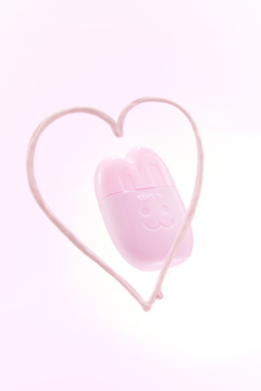 Różowy krem SPF 50 EDIT.B Bare Bunny 01 Pink w opakowaniu królika z uśmiechniętą buzią, w pastelowym sercu.