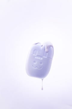 Krem SPF 50 EDIT.B Bare Bunny 02 Purple w fioletowym, króliczym opakowaniu z kapiącym kremem, na białym tle.
