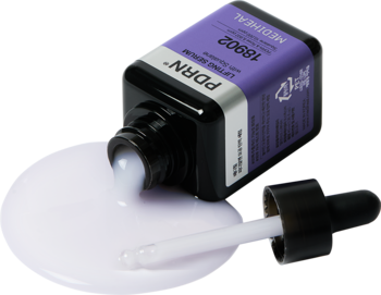 Fioletowa butelka serum Medtheal PDRN Lifting Serum, z której wylewa się jasny płyn na blat. Obok leży pipeta.