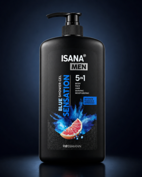 Czarna butelka ISANA MEN Blue Shower Gel Sensation 5-in-1 z pompką, z grafiką niebieskiego rozbryzgu i kawałka grejpfruta.