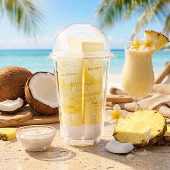 Zestaw Fluff Coco-Bahama Smoothie (żel, balsam, krem) w plastikowym kubku na plaży, otoczony kokosami i ananasem.