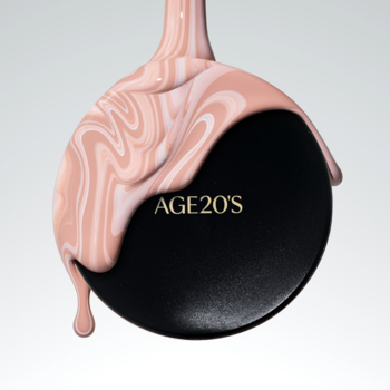 AGE20's Essence Cover Pact, czarny kompakt z logo i spływającym, kryjącym podkładem o marmurkowym wzorze.