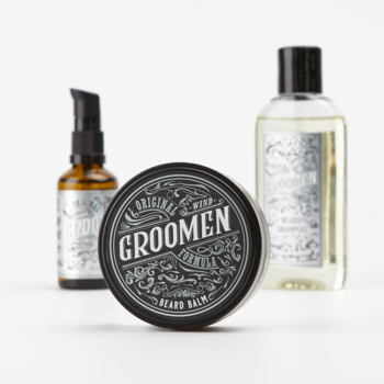 Zestaw Groomen WIND do brody: czarny balsam 50g, bursztynowy olejek 50ml z pompką, przeźroczysty szampon 150ml. Białe tło.