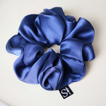 Elegancka, granatowa scrunchie LILU z błyszczącej, satynowej tkaniny Sister Young, widok z góry.