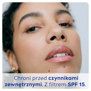 Zbliżenie na twarz kobiety, nawilżone, błyszczące usta. NIVEA Hydro Care pomadka z filtrem SPF 15 chroni.