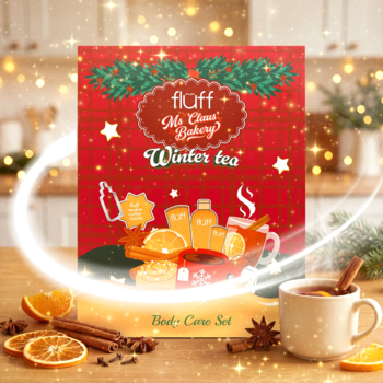 Czerwony zestaw Fluff Winter Tea Bed Care z balsamem, żelem i kremem, obok herbata i suszone pomarańcze.
