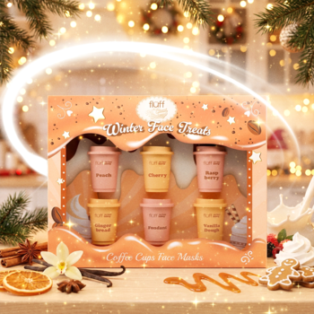 Zestaw Fluff Winter Face Treats: 6 maseczek do twarzy w kubkach, w świątecznej scenerii kuchni z przyprawami.