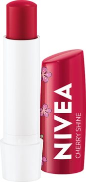 Czerwona pomadka NIVEA Cherry Shine z wysuniętym sztyftem i nakładką w kwiaty wiśni, widok pod lekkim kątem.