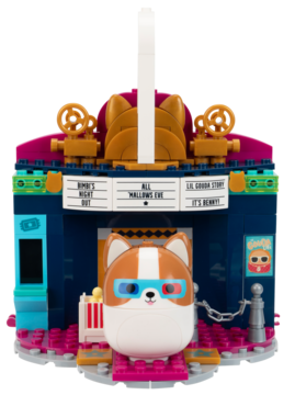Zestaw klocków Squishmallows: kino z niebieską fasadą, corgi w okularach 3D, popcornem i złotymi projektorami, widok z przodu.