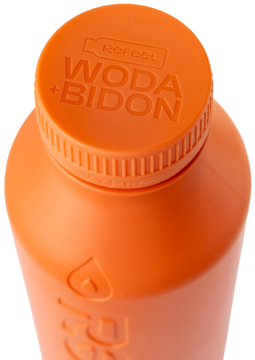 Pomarańczowy bidon REFUEL, widok z góry na zakrętkę z napisami WODA + BIDON. Matowe wykończenie.
