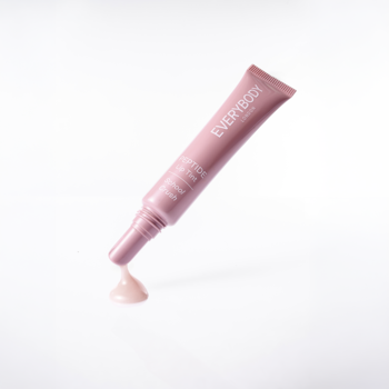 Różowy tint do ust z peptydami EVERYBODY School Crush w tubce, przechylony z jasnoróżową kroplą.