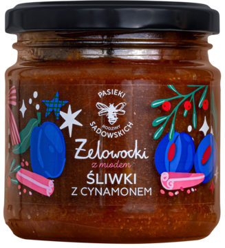 Zbliżenie na słoik Żelowocki Śliwki z cynamonem i miodem, etykieta z owocami i laskami cynamonu.