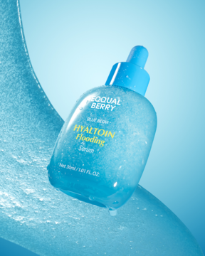 Serum EQUAL BERRY HYALTOIN Flooding w niebieskiej butelce z zakraplaczem, otoczone falą wody.
