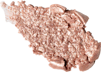 Zbliżenie na szampański, brokatowy rozświetlacz w proszku, na czarnym tle. Widoczne drobinki.