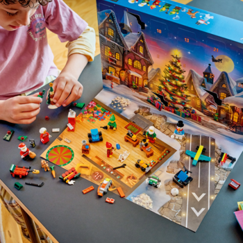 Dziecko buduje LEGO z Kalendarza Adwentowego LEGO City 2026 na rozłożonej macie z warsztatem Mikołaja.