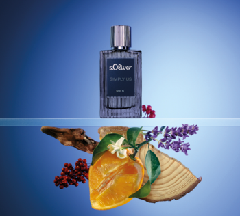 s.Oliver SIMPLY US perfumy, butelka z niebieskim płynem obok pomarańczy, drewna i lawendy, widok z przodu.