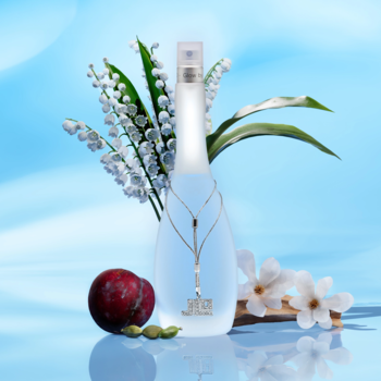 Glow by JLo Pure perfumy, matowa butelka z łańcuszkiem, śliwka, konwalie i kwiaty na błękitnym tle.
