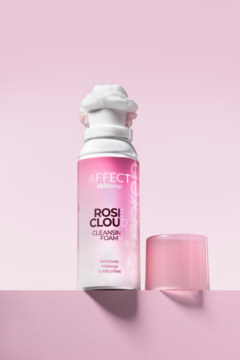 AFFECT ROSE CLOUD pianka oczyszczająca. Biała butelka, piana w kształcie róży, różowa nakrętka, tło różowe.