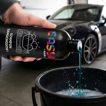 Zblizenie na dłoń wylewającą niebieski szampon Easywash z czarnej butelki do wiadra, w tle lśniący samochód.