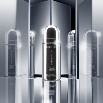 Elegancka, srebrna butelka Catrice Glazing Face Mist z lustrzanymi odbiciami w symetrycznym ujęciu.