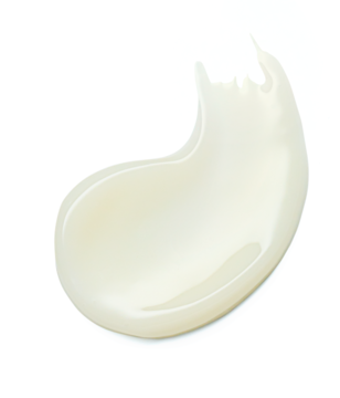 Błyszczący swatch balsamu do ust essence milky GLAZED 01 w mlecznym, kremowym beżu na białym tle.