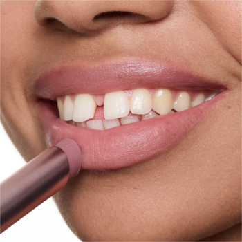 Zbliżenie na usta aplikujące essence BLUR soufflé 04 Nude Mauve, matowy balsam z rozmytym efektem.