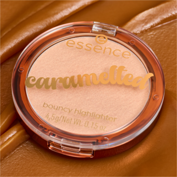 Rozświetlacz essence caramelted 01, złoty, sprężysty, w okrągłym karmelowym opakowaniu na tle karmelowych fal.