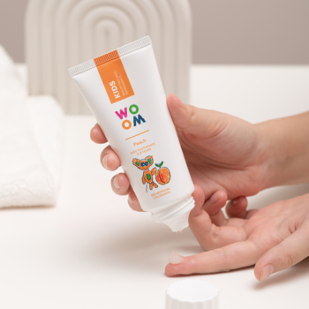 WOOM KIDS PEACH pasta do zębów, brzoskwiniowa, wyciskana z białej tubki na palec. Dla dzieci 3-8 lat.