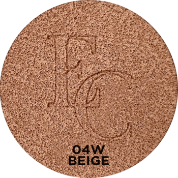 Beżowy podkład Wonder Match Cushion Foundation 04W Beige. Okrągłe zbliżenie z wytłoczonym logo FC i teksturą.