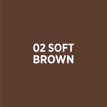 Wzornik odcienia 02 Soft Brown kredki do brwi: biały tekst na brązowym tle kosmetyku.