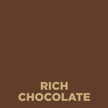 Ciemnobrązowe tło z napisem "RICH CHOCOLATE", prezentujące odcień eyelinera Precise Brush Liner.