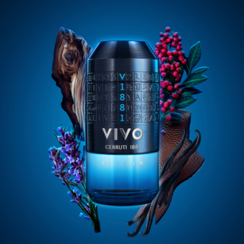 Cerruti 1881 VIVO ELIXIR, intensywne perfumy męskie. Flakon z niebieskim gradientem, otoczony lawendą i wanilią.