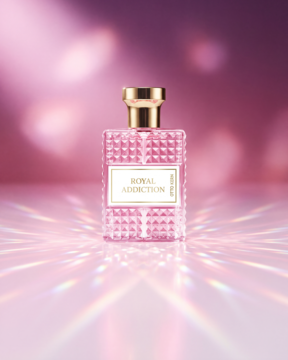 Perfumy Royal Addiction, różowy flakon z fakturą ćwieków i złotym korkiem, centralnie na jasnoróżowym tle bokeh.
