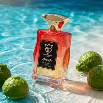 Bujairami Blush, świeża woda perfumowana damska, czerwono-złota butelka, obok zielone bergamotki w wodzie.