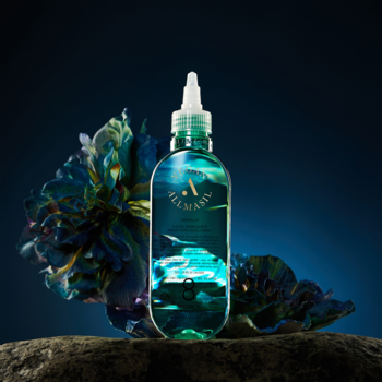 Turkusowa maska do skóry głowy i włosów A.ALLMASIL w butelce z aplikatorem, na kamieniu, na ciemnym tle.