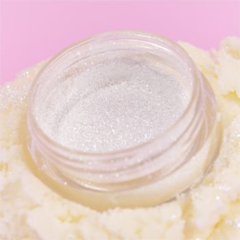Pyłek do paznokci essence Gelato Glaze w otwartym, okrągłym słoiczku. Biel, opalizujący lustrzany efekt, na kremowej masie.