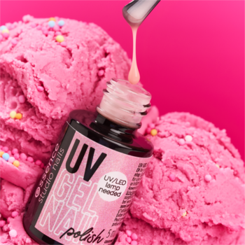 Lakier Essence UV GEL NAIL 214 Blush O' Clock na tle różowych lodów z posypką, kapiący róż z pędzelka.
