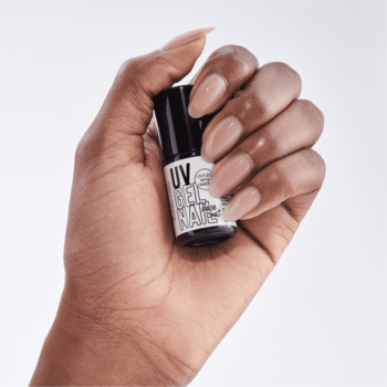 Ciemnoskóra dłoń trzyma butelkę essence UV GEL NAIL baza do paznokci, z beżowymi, długimi paznokciami na jasnym tle.